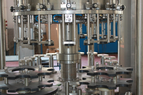 Antrag-Brauerei-Fertigungsstraße-automatische Flaschen-Wasser-waschende füllende mit einer Kappe bedeckende Maschine