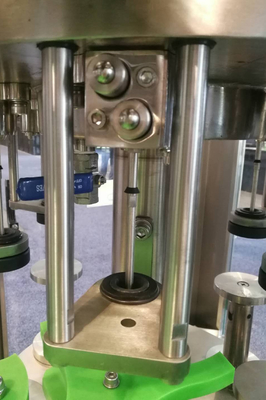 Füllmaschine-Glas-Flaschenreinigungs-füllendes Mit einer Kappe bedecken 500 BPH Monoblock