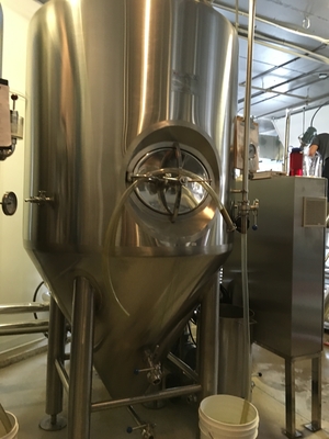 microbrewery-Ausrüstung 500L 1000L SS304 schlüsselfertige Brewpub-System-Vertikalen-Art