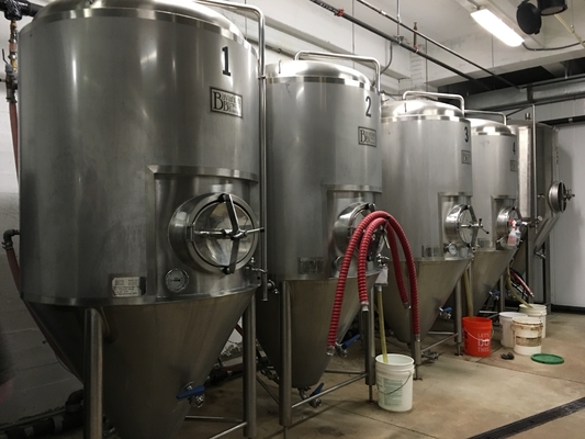 Klassische moderne Art Microbrewery-Ausrüstung mit Fermenter-konischem Behälter