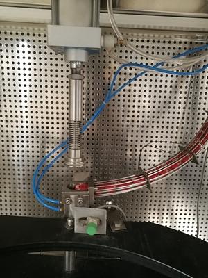 Zwei in einer aseptischen Glasflaschen-füllenden und mit einer Kappe bedeckenden Maschine für Dosen des Bier-5L