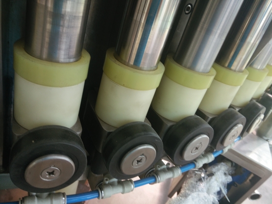 FLASCHENREINIGUNG füllende mit einer Kappe bedeckende monoblock Maschinen-Spannung 220V oder 380V des Edelstahl-304 Glas